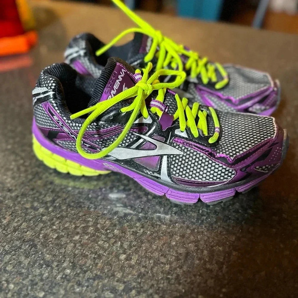 Brooks Ravena 6. Good condition. Size 9.5 - Picture 4 of 6